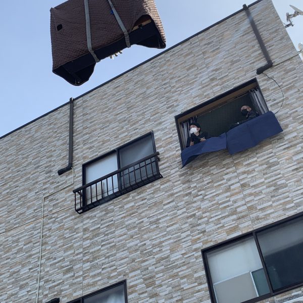 どんどん窓の方へ。リモコン操作はお部屋の中から行っています
