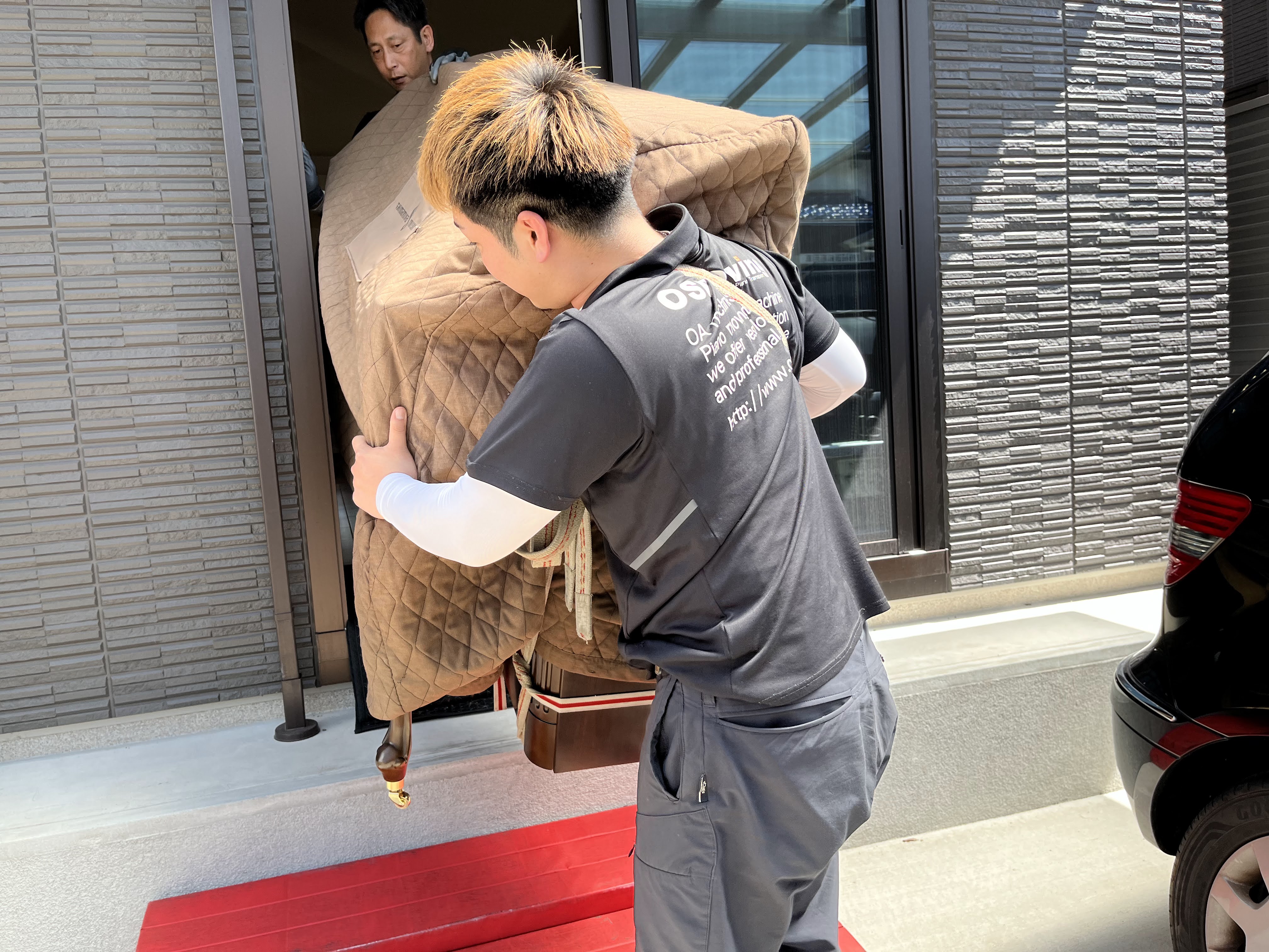 こんにちは！夏らしいカラッとした快晴が続いていますね。毎日暑いですが、皆様お元気ですか？ 岩田屋福岡店のピアノ上級アドバイザー(社内資格)で、福岡ソフトバンクホークスファンの鷹ガール、藤原です。 ピアノってどうやってお家に届くの？うちにも置けるのかなぁ？など、初めてピアノをお迎えするときは様々な不安 […]