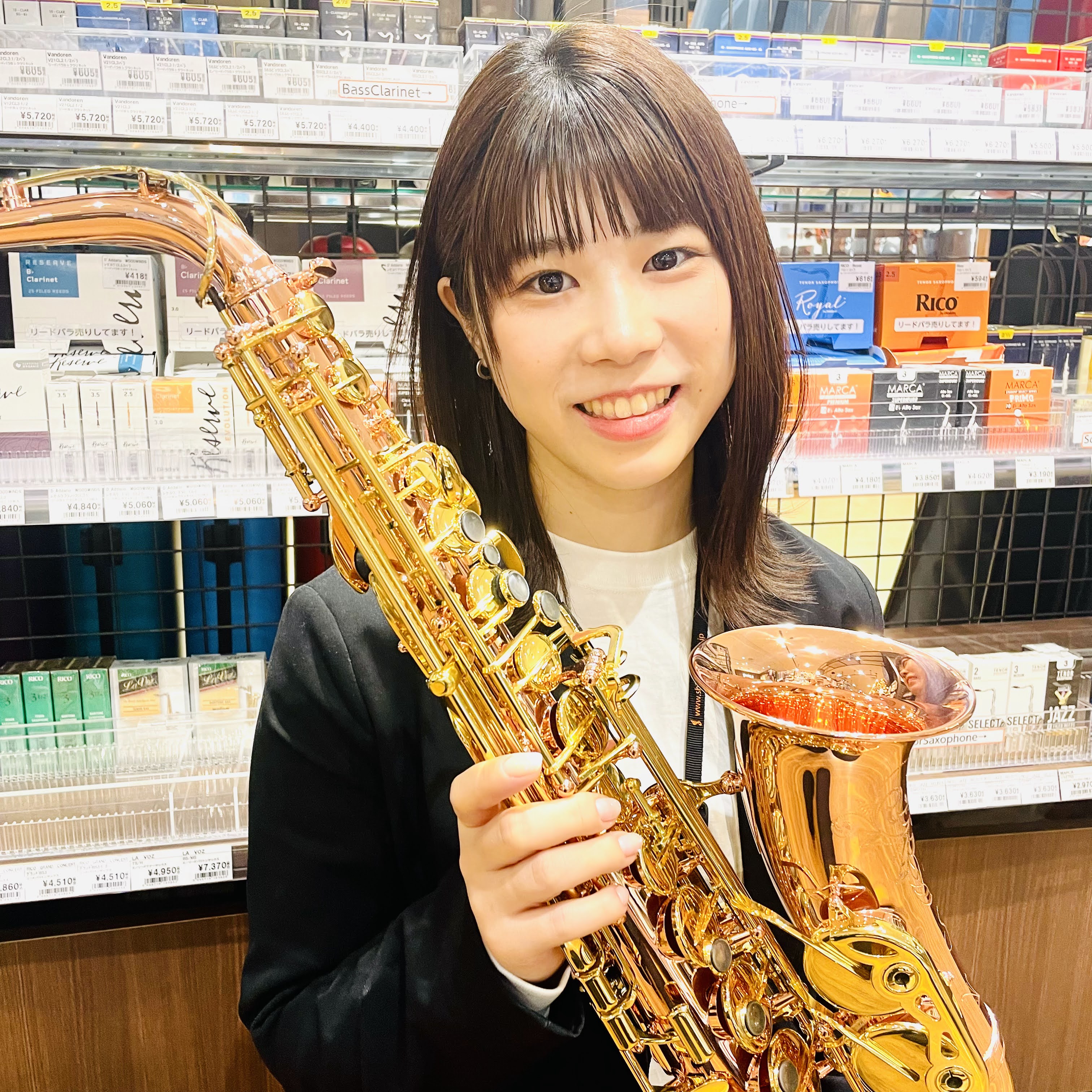 CONTENTS管楽器アクセサリー担当：田中　美織管楽器アクセサリーコーナーのご紹介管楽器アクセサリー担当：田中　美織 管楽器アクセサリーコーナーのご紹介 店頭にない商品はお取り寄せも可能です。お気軽にスタッフにお声がけください。豊富な品揃えでお客様のご来店をお待ちしております！