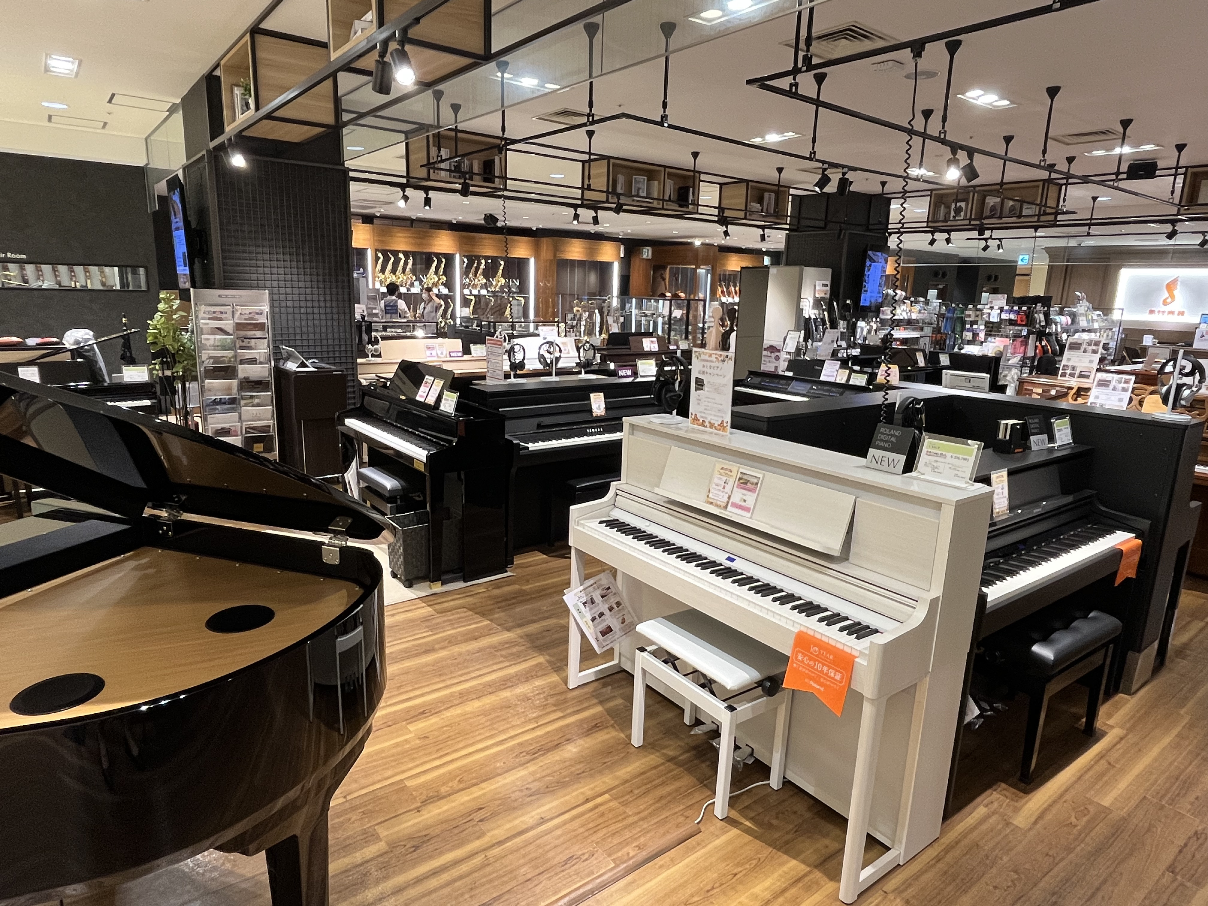 岩田屋福岡店の電子ピアノ展示ラインナップをご紹介! ぜひ店頭にてご試弾ください。 CONTENTSRolandYAMAHAKAWAICASIOお問合せRoland YAMAHA KAWAI CASIO お問合せ
