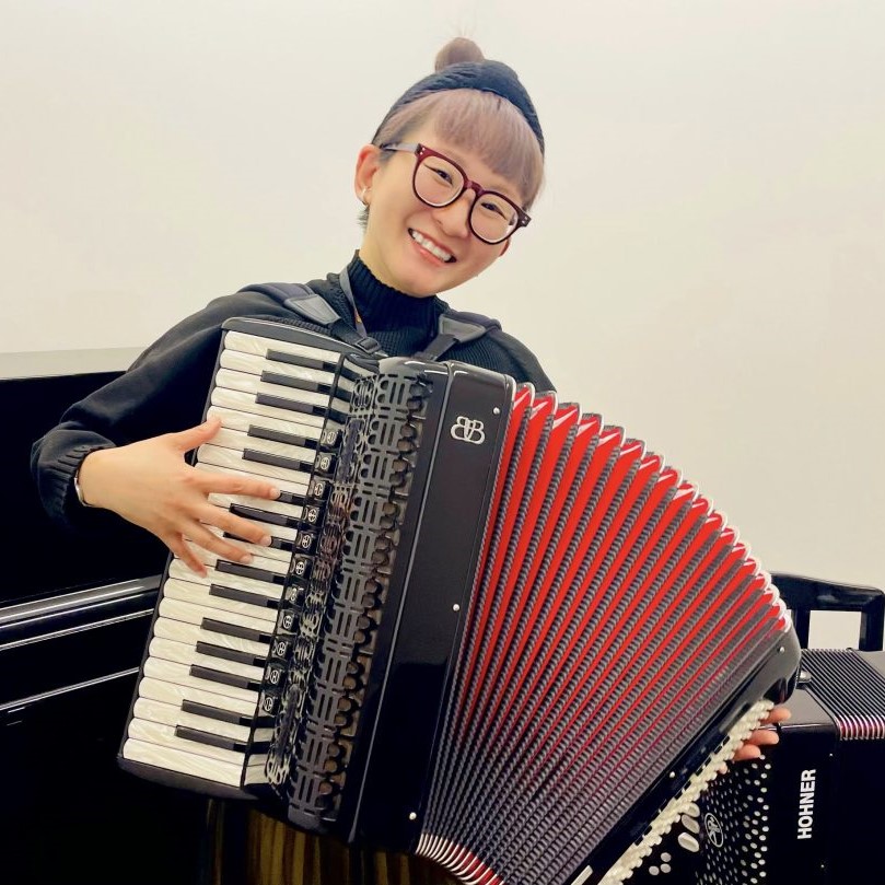 CONTENTSプロフィール講師へのインタビュー生徒様の声講師演奏お申し込み・お問い合わせプロフィール 講師へのインタビュー スタッフ：初心者にも出来ますか？またどのようなレッスン内容ですか？ 田中：楽器経験がなくても大丈夫！基本的な奏法を学びながら、右手のメロディーに左手で伴奏を入れ、生徒さんの選 […]