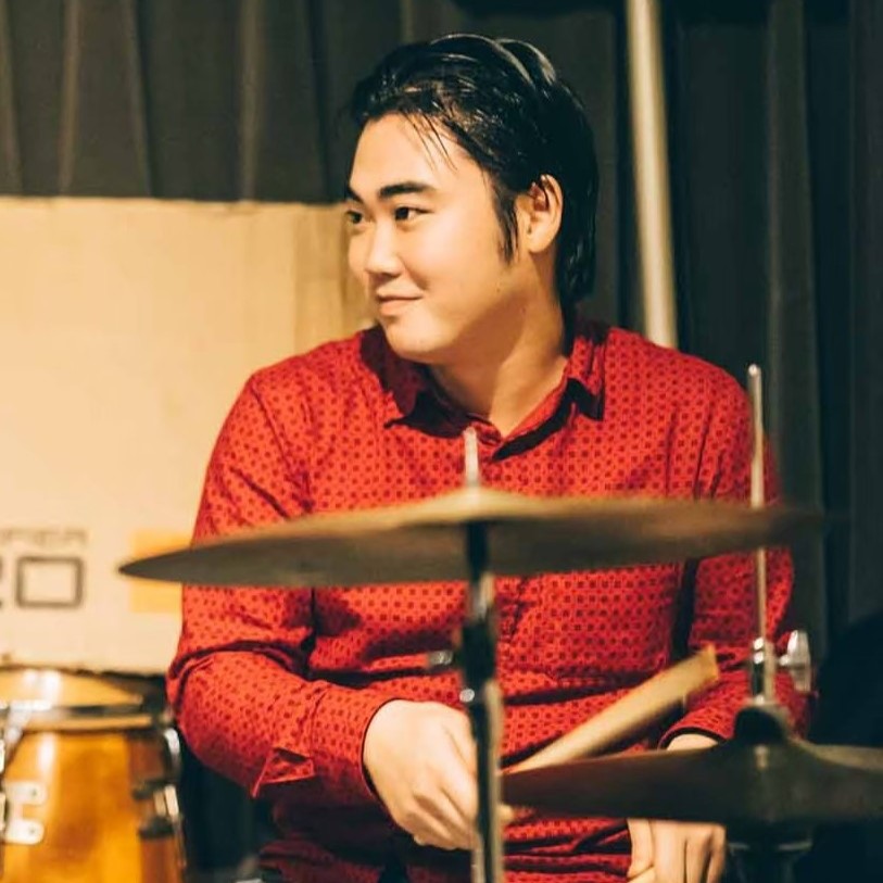 CONTENTSプロフィール講師へのインタビューお申し込み・お問い合わせプロフィール 講師へのインタビュー スタッフ：普段どのようなレッスンをしていますか？ 友田：初めてドラムをされる方でも安心してレッスンが出来るように、基礎からしっかりと丁寧に練習したり、生徒さんのやりたい曲に合わせてドラムを演奏 […]
