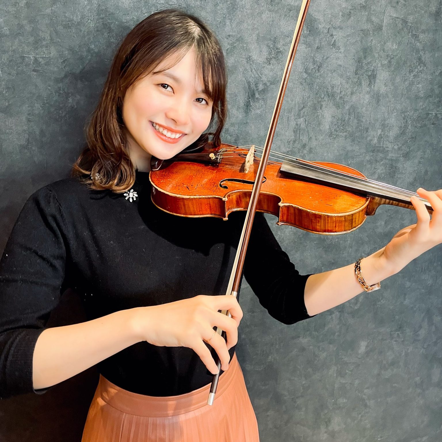 CONTENTSプロフィール講師からのコメントレッスン内容演奏動画お申し込み・お問い合わせプロフィール 講師からのコメント ヴァイオリンは難しそうだな。 そんなイメージをお持ちではありませんか。 基礎をしっかり学べば綺麗な音が出るようになりますよ。 ヴァイオリンサロンの会員様は、ほとんどの方が大人に […]