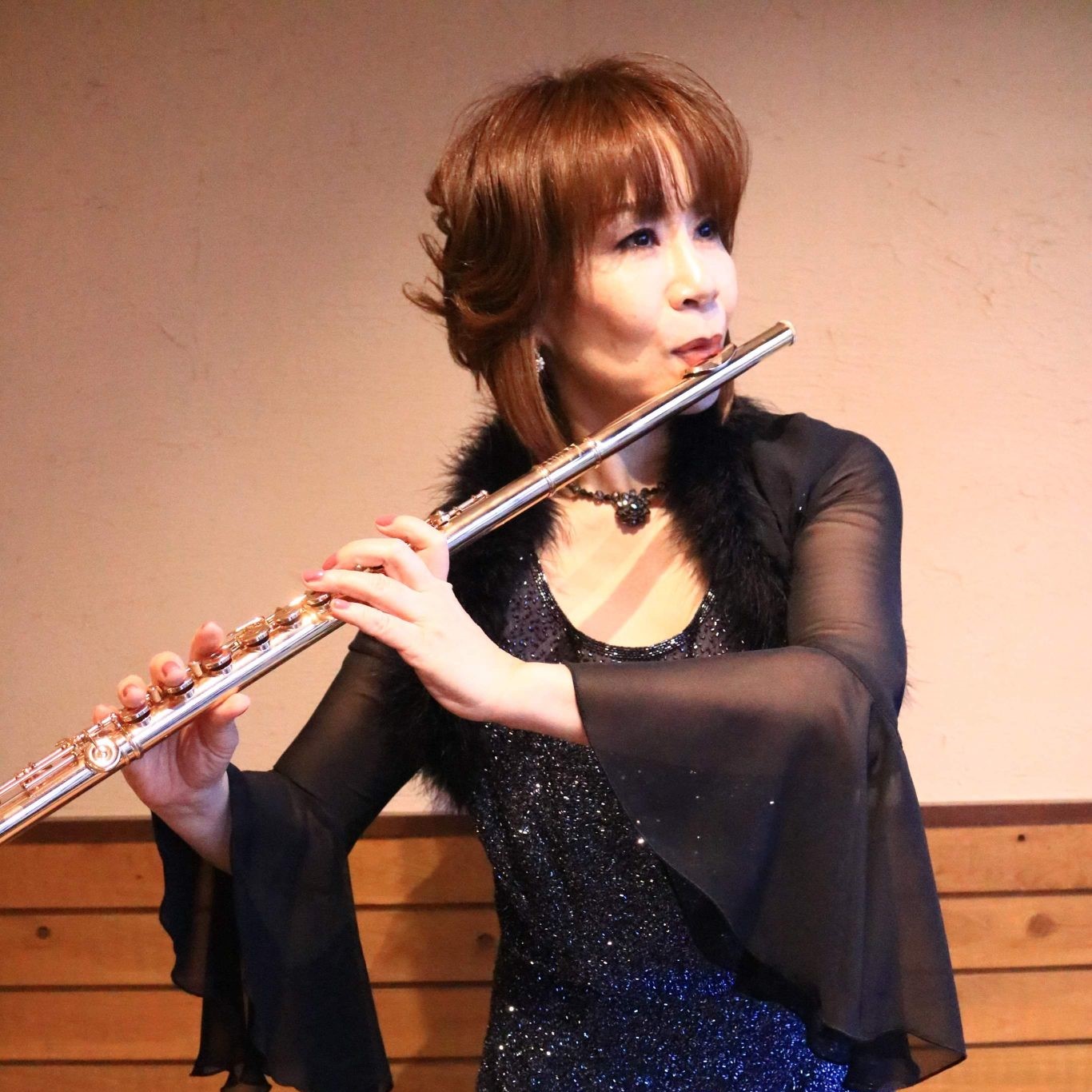 CONTENTSプロフィール講師へのインタビューお申し込み・お問い合わせプロフィール 講師へのインタビュー スタッフ：フルートの魅力を教えてください。 甲斐：体の呼吸法で音を出すので適度な有酸素運動ができ、腹筋を鍛えますので、ダイエット効果もあり（？）体力も付きますよ。フルートは笛なので、風の音を楽 […]