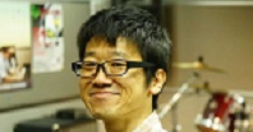 CONTENTSプロフィール講師へのインタビューお申し込み・お問い合わせプロフィール 講師へのインタビュー 始めてみたいけど出来るか不安です。音楽の経験がありませんが大丈夫でしょうか？ ご安心下さい。むしろ全くの未経験から始められる生徒さんが多数派で、上達速度や得意分野に個人差があるのは普通の事です […]