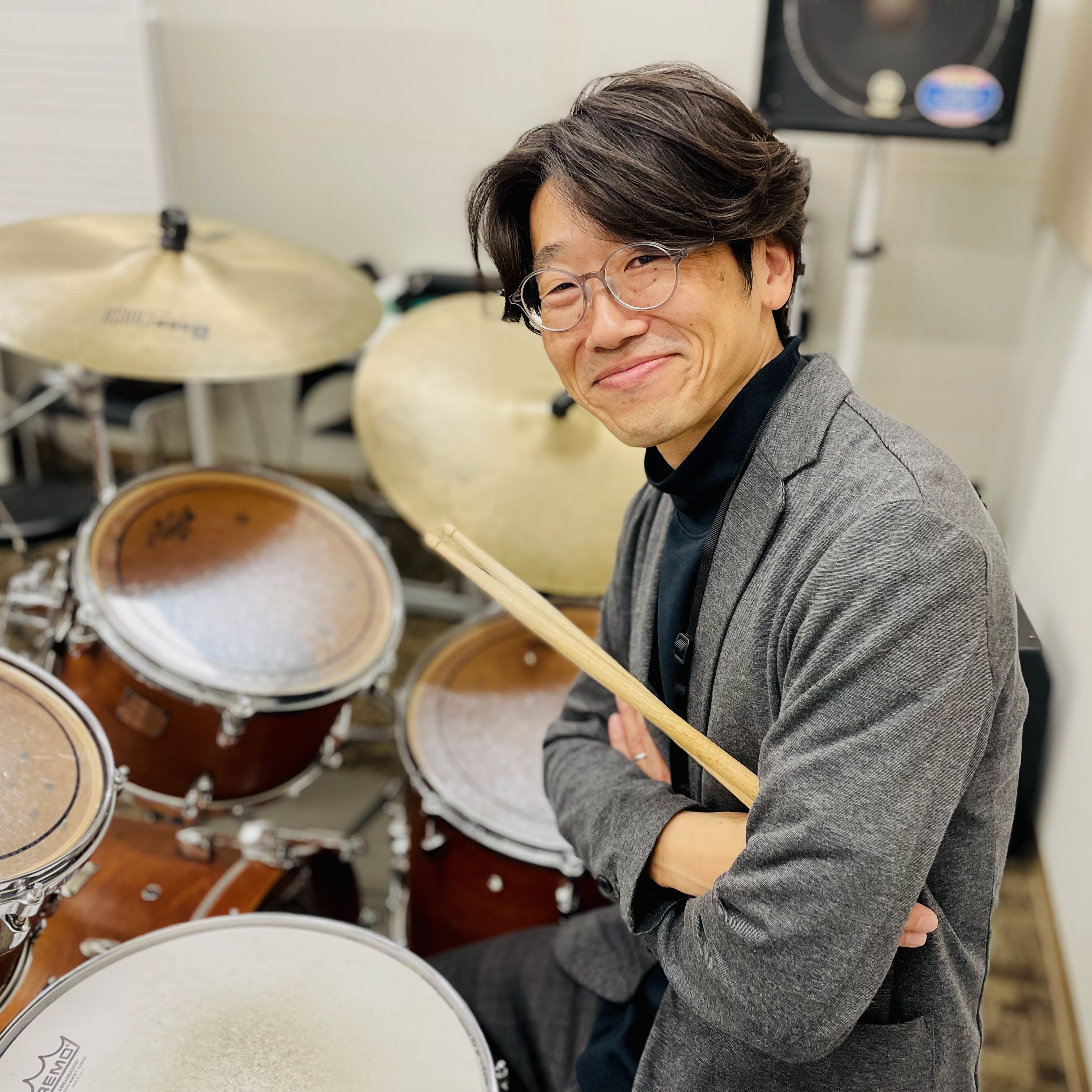 CONTENTSプロフィール講師へのインタビューお申し込み・お問い合わせプロフィール 講師へのインタビュー 始めてみたいけど出来るか不安です。音楽の経験がありませんが大丈夫でしょうか？ ご安心下さい。むしろ全くの未経験から始められる生徒さんが多数派で、上達速度や得意分野に個人差があるのは普通の事です […]