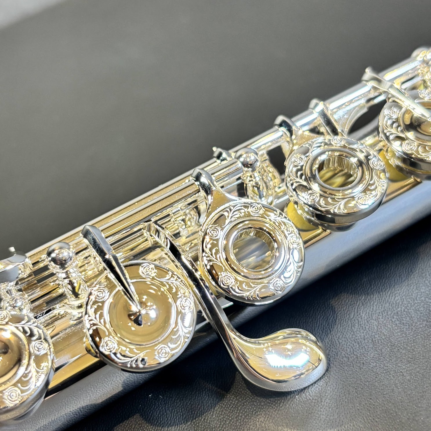 CONTENTS商品詳細お問い合わせ商品詳細 プリマ楽器80周年記念モデル「Pavane」。管体総銀製、リッププレートには10Kゴールドを採用。優雅に舞う孔雀の姿が彫刻され、やわらかく奥行きのある重厚さと、明るく伸びやかな華やかさを兼ね備えた音色を響かせる楽器です。 付属品 &nbsp;専用ケース（ [&hellip;]