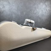 【展示ヴァイオリンケース紹介】BAM 限定100本 ET2002XLW White Leather 赤ステッチ仕様 シリアルナンバー付き 入荷しました