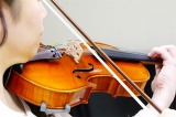 ヴァイオリンより少し大きく厚みのあるヴィオラ。室内楽やオーケストラでは内声部を支えるとても重要な楽器です。ヴァイオリンより低い音域で、音色はやわらかく温かみがあり、落ち着きを感じられるのが特徴です。モーツアルト・ブラームス・シューマン・バルトークなどの偉大な作曲家も、ヴィオラのために作品を残していま […]