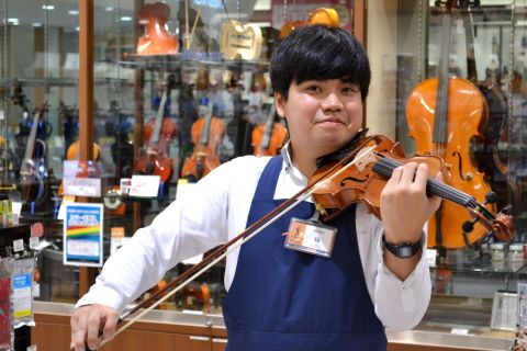 スタッフ写真 弦楽器(Vn,Va,Cello)、アコギ、ウクレレ、教育楽器、ギターベースアクセサリー 林