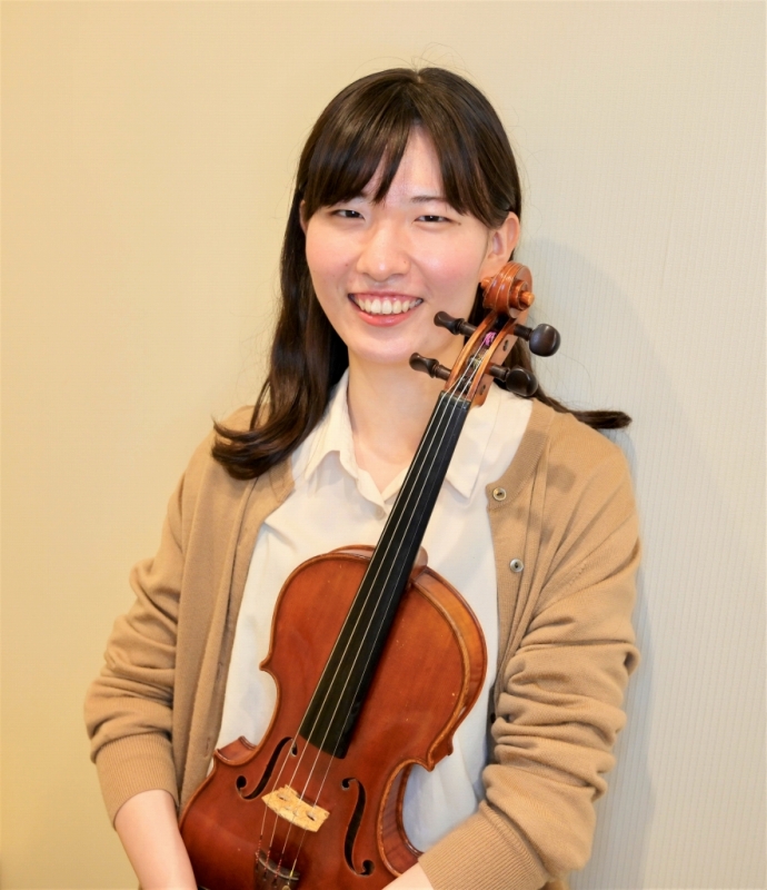 今回弾き比べ演奏をするインストラクター木村 真琴(きむら まこと)