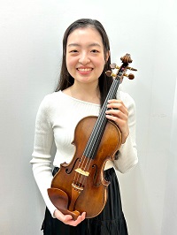 今回弾き比べ演奏をするインストラクター大塚 鈴（おおつか りん）