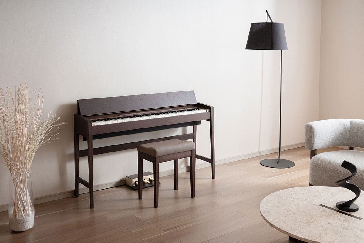 「きよら（KIYOLA）」は国内大手家具メーカーの「カリモク家具」とRolandのコラボレーションモデルとして、2015年の発売開始しました。発売から10周年となる2025年、これまでの流線形のフォルムとは相対する「直線基調」のスタイリッシュなデザインの新・きよら、通称「角(カク)きよら」が島村楽器 […]