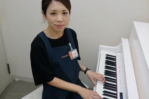 スタッフ写真 ピアノ・楽譜 松本