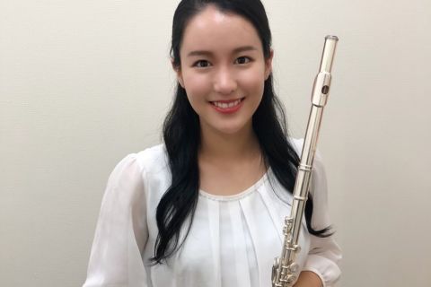 スタッフ写真 フルートインストラクター 中西