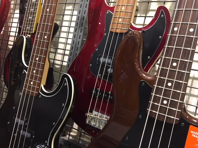 *王道Fenderのジャズベ、PJタイプが入荷です！ こんにちは、ベース担当太田です。]]酷暑にやられてなぜか太ももの裏がずっと痛いです。なんででしょうね。]]そんな中抜群にカッコいい見た目のフェンダーベースたちが入ってきました！ かっこいい。濃い色。 おーかっこいい。 *価格も文句なし このカッコ […]