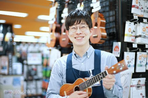 スタッフ写真 店長/ギターアドバイザー/弦楽器アドバイザー/ウクレレ担当 西野