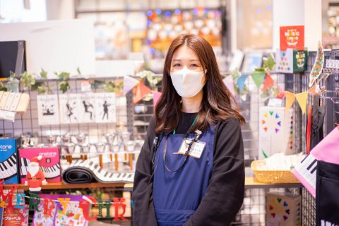 スタッフ写真 レジ、音楽雑貨 日高