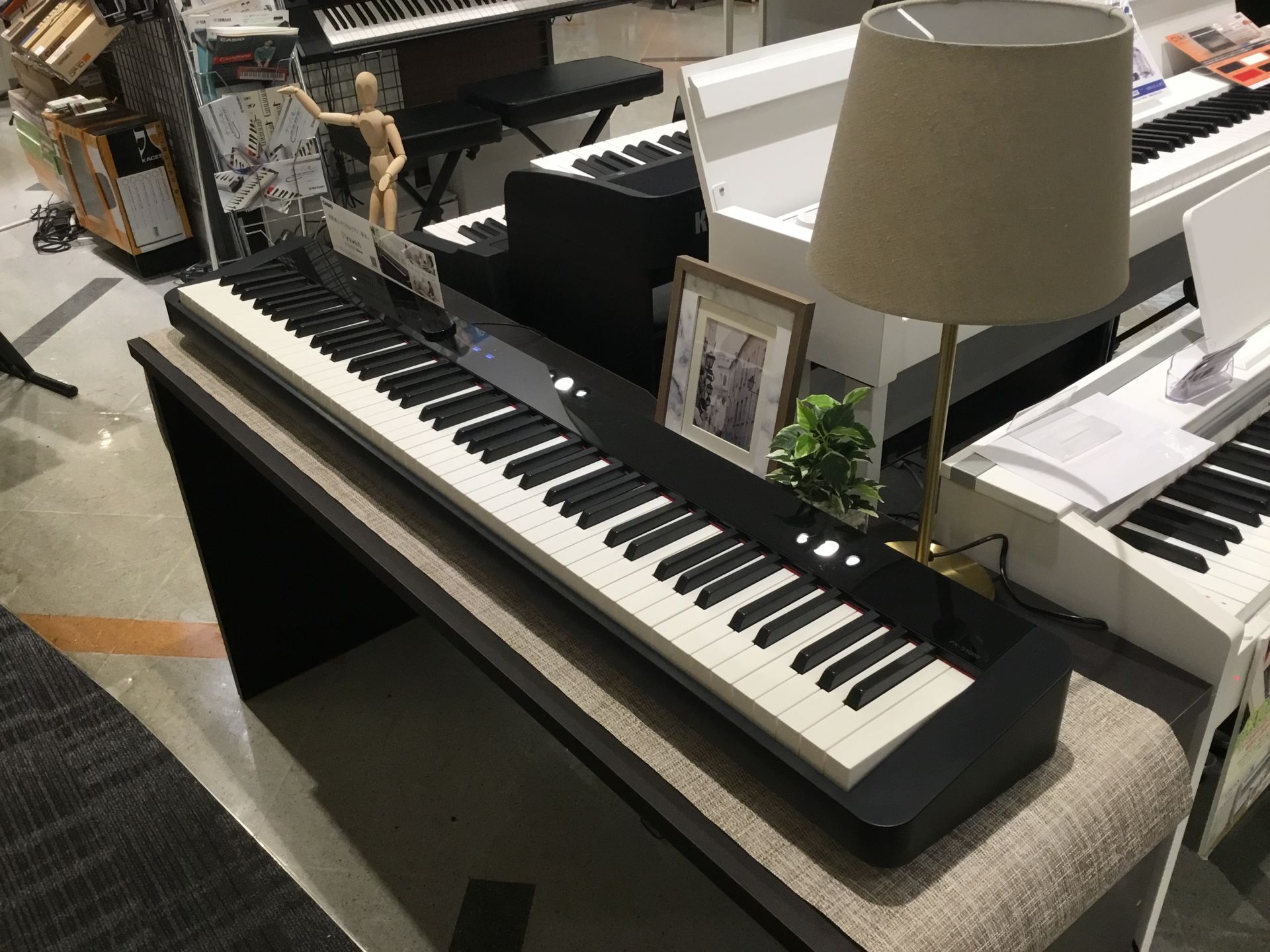 *スタイリッシュに置きたい電子ピアノCASIO　PX-S1000展示しております！ 冬の到来をいっそう近くに感じるこの季節、お部屋にピアノのある生活はいかがですか？]]そんな皆様にお届けしたい機種のご紹介です！ **CASIO　PX-S1000 自由なスタイルで弾けるコンパクトピアノがよりスリムに、 […]