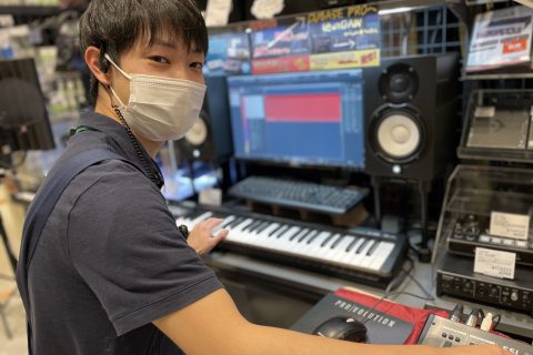 スタッフ写真 エレキベース、ウクレレ、アンプ、エフェクター、デジタル機材 亀井