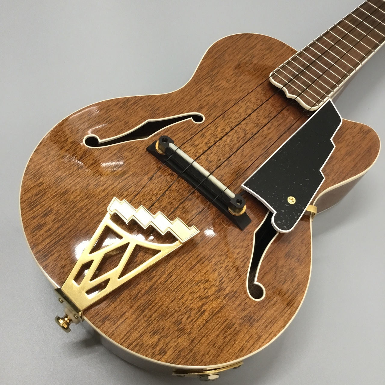 フルアコギターのようなルックスがカッコいいエレキ・ウクレレ!D'Angelico MU-5P