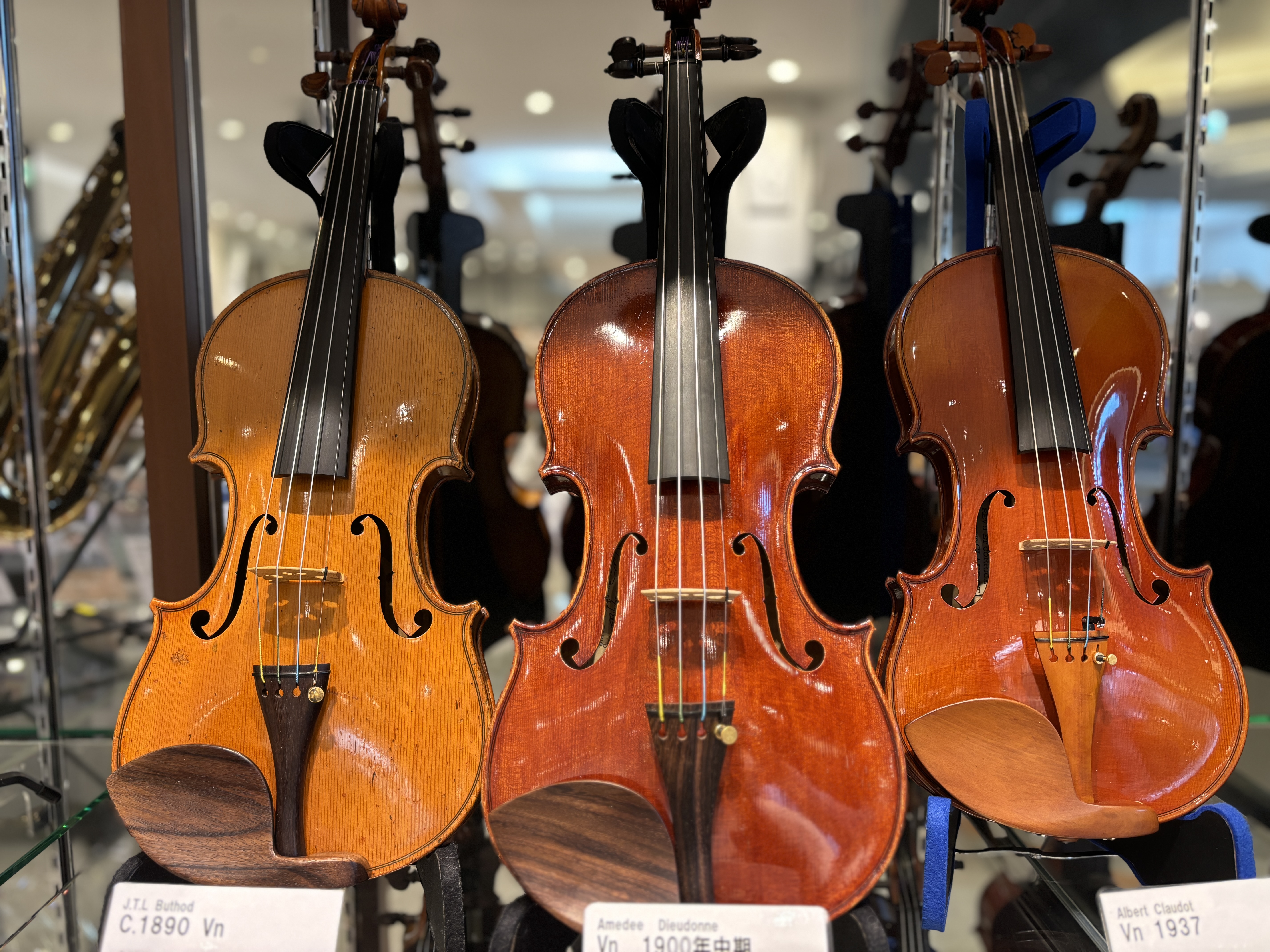 商品について 1890年頃～1937年頃作成　フランス製～　珍しいバイオリンからステップアップ向け・ビギナー向けも展示しております！普段なかなか目に触れることのないバイオリンをそ是非ともこの機会にお手に取ってみませんか？ 弦楽器フェスタ2025㏌NAGOYA開催予定！ 【バイオリン教室】体験レッスン […]