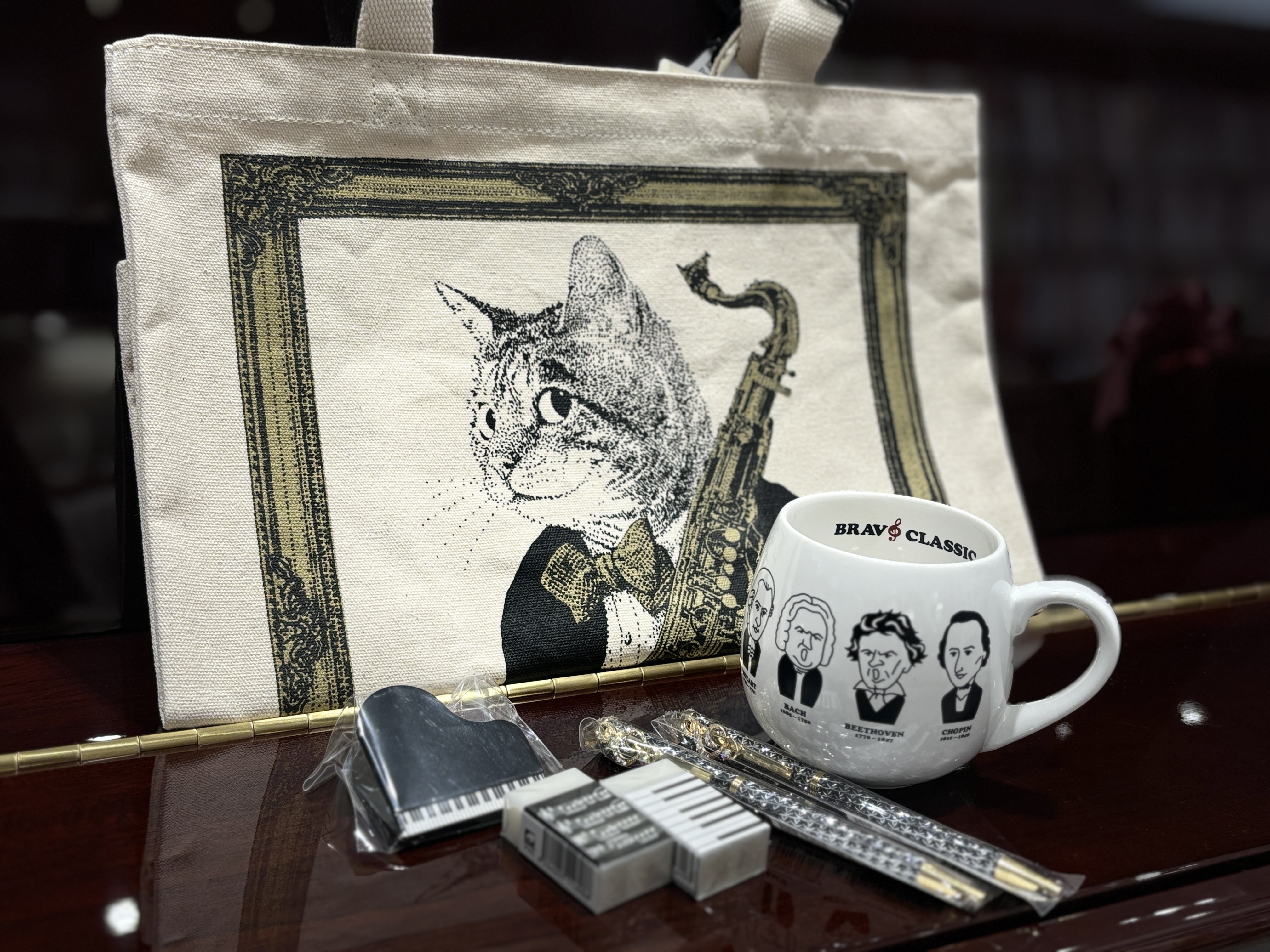 発表会の記念品やプレゼントに・・・ タオル・ハンカチ、ボールペン他、記念品や贈り物にふさわしい雑貨を多く取り揃えております。ラッピングもOK！ 月謝袋、出席カード等　レッスングッズなども・・・ 音楽モチーフ雑貨など プレゼントやギフトに楽しんでいただける雑貨をたくさん用意しておりますのでお気軽にご来 […]