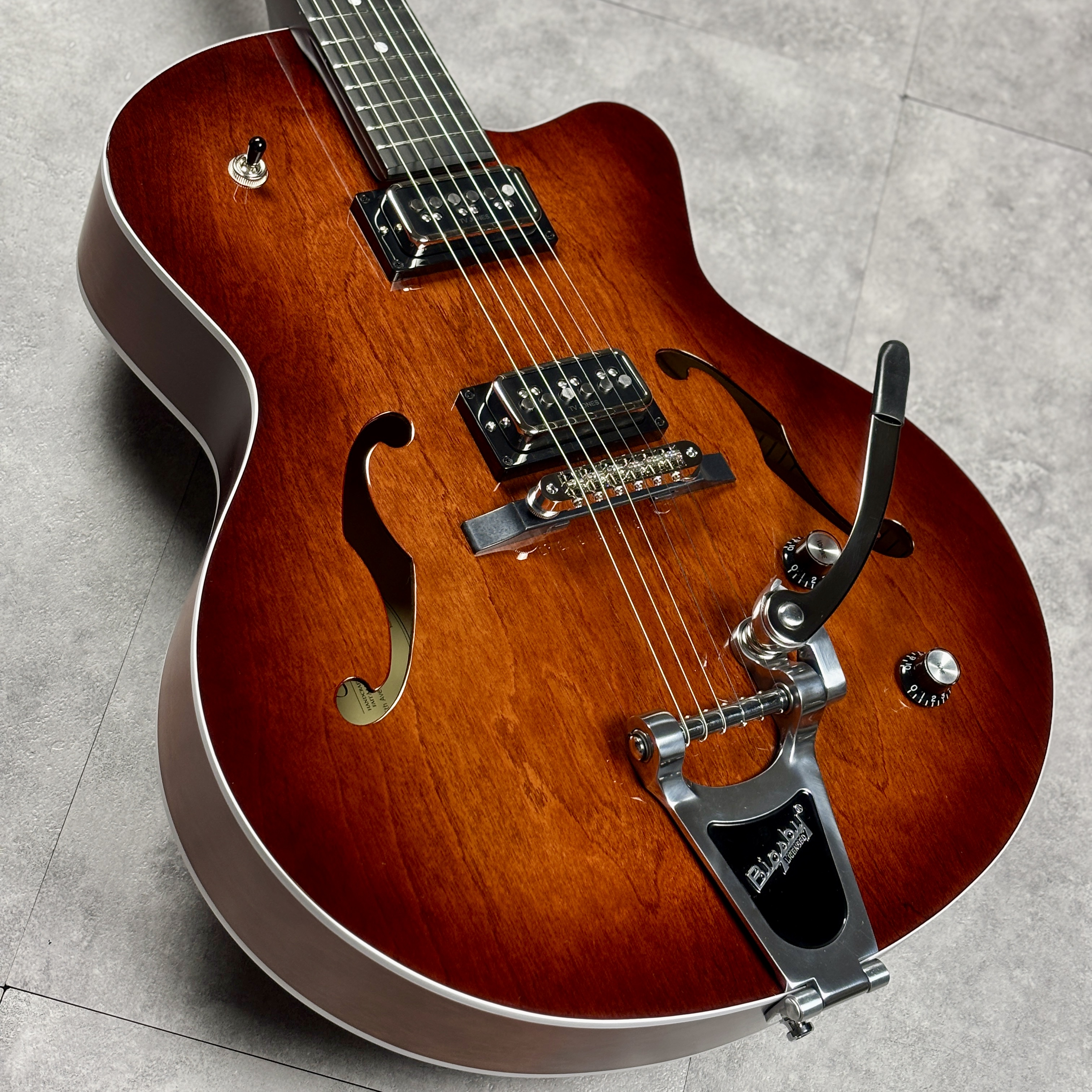 Godin5th Ave Uptown T-Armond (Havana Burst)