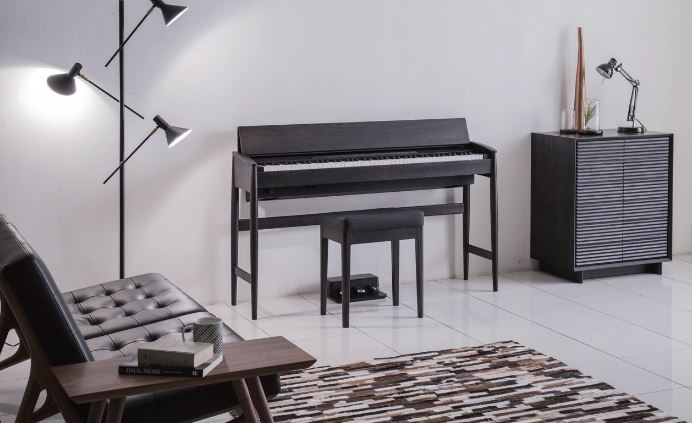 カリモク家具とローランドのコラボレーション・モデル「KIYOLA」にシアーブラックが登場。