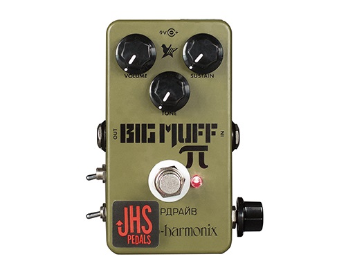 エレハモ ”Green Russian Big Muff”にJHS独自のモディファイを施したファズ・オーバ-ドライブペダル。ボディ左側にミニトグルスイッチ2つと、右側にコントロールノブを追加することで、さらに細かい音作りが可能になりました。  ボディ左下はサウンドの質感を変更できるModeトグルスイッチ、その上側が信号のブーストon/offを切り替える+/-トグルスイッチとして機能。 ボディ右側のコントロールノブは、フィードバックのゲインコントロールとして機能します。