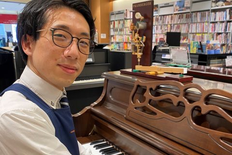 スタッフ写真 エレキギター・ピアノ 落合