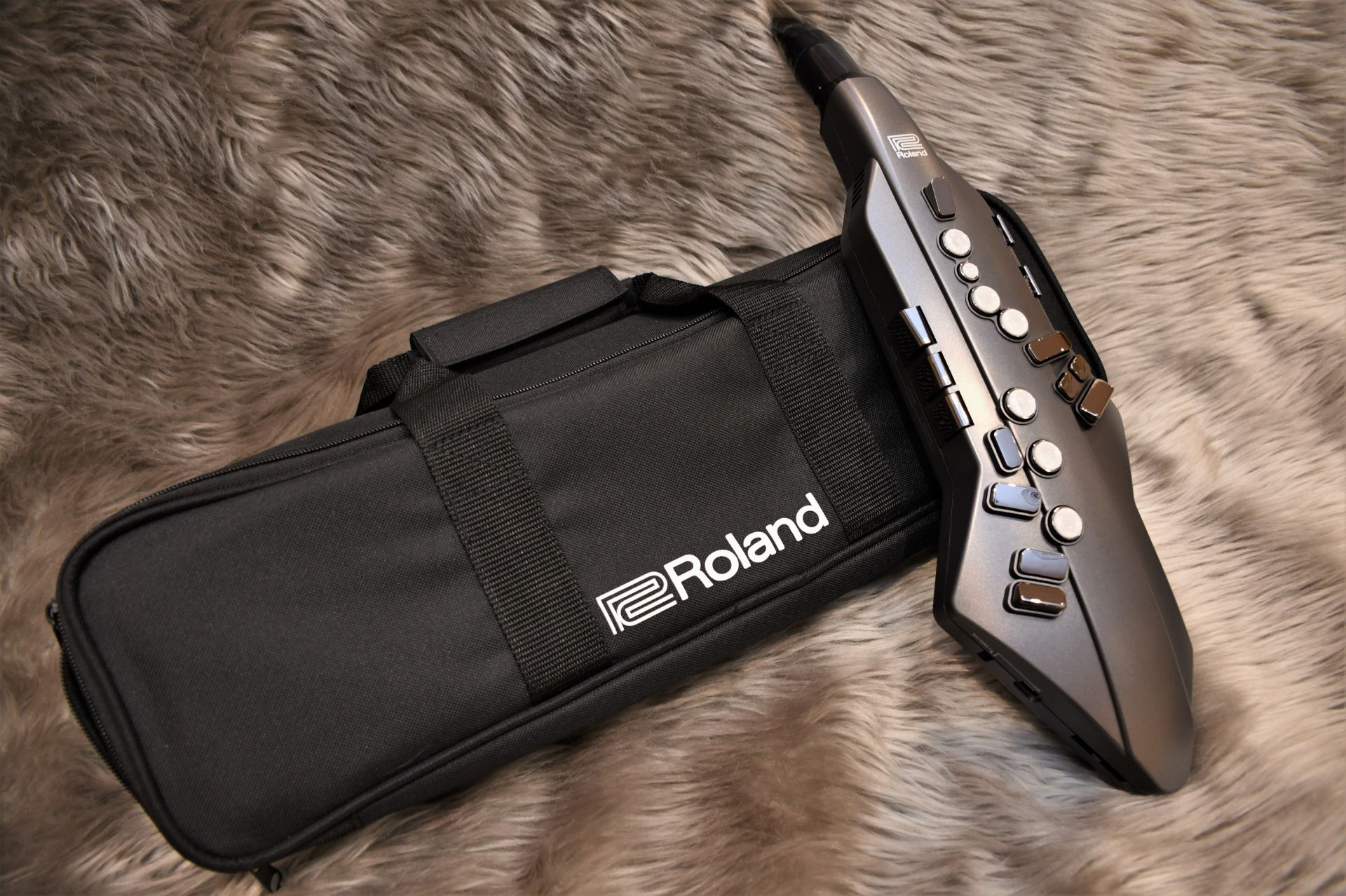 *Roland / Aerophone GO(エアロフォン ゴー) 電子楽器メーカーのRoland(ローランド)から「[https://www.shimamura.co.jp/shop/gion/digital-synth/20170225/43::title=Aerophone AE-10]」の基 […]