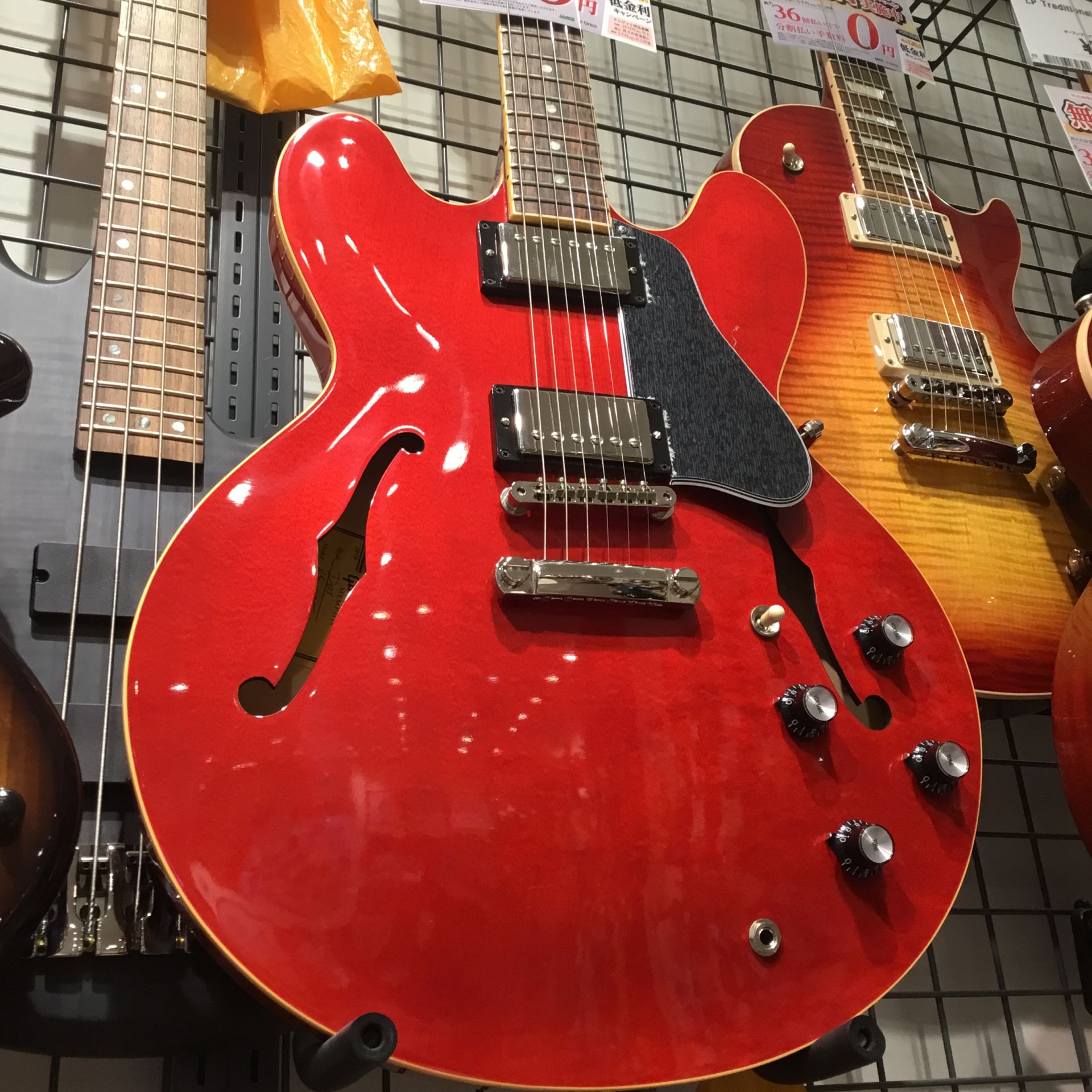 GibsonのES-335 DOTが当店にも入荷しました！ ES-335 DOT 2019は1958年のリリースから現在まで途切れることなく存在し続けるES-335の中でも、ドットインレイ、Cシェイプマホガニーネックといった最初期を継いだファンにはたまらない仕様となっております。 ピックアップは新開 […]
