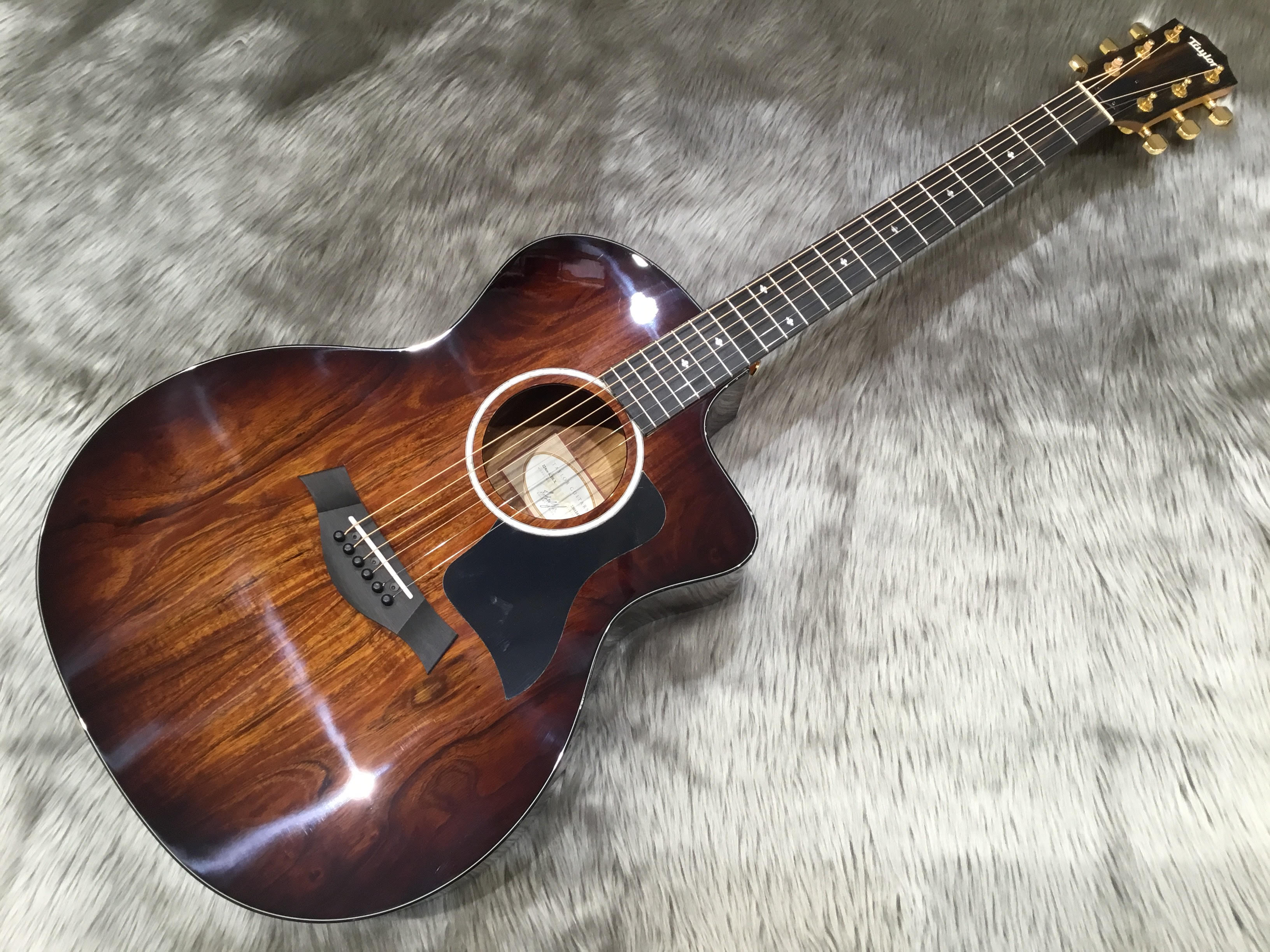 *Taylor/224ce-Koa DLX入荷しました！ こんにちは！アコースティックギター担当の二宮です！]]ボディトップにソリッド・ハワイアンコア、サイドバックにレイヤードのハワイアンコアというコア好きにはたまらない一本です！ |*ブランド|*品番|*定価（税込）|*販売価格（税込）|*詳細|  […]