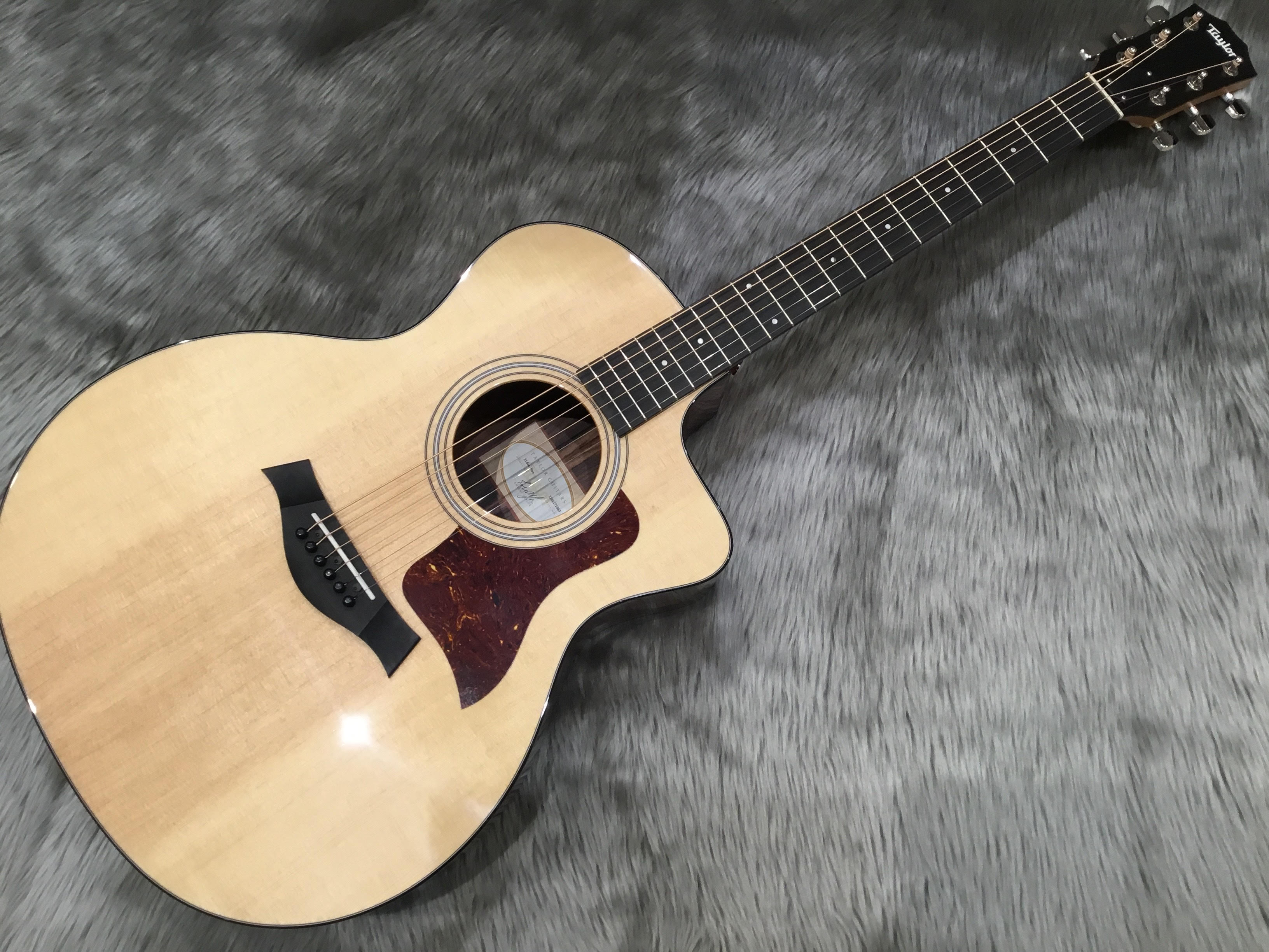 *Taylor/214ce Rosewood PLUS入荷しました！ こんにちは！アコースティックギター担当の二宮です！]]214ce をアップグレードした 214ce Plus は高級感あふれるオールグロスフィニッシュ。ブラックバインディングが引き締まった印象を与えるクールな1本です！ |*ブラン […]