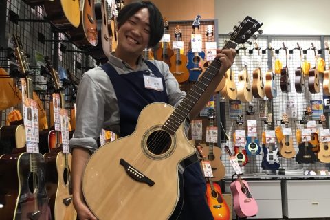 スタッフ写真 アコースティックギター・エフェクター・アンプ 川西