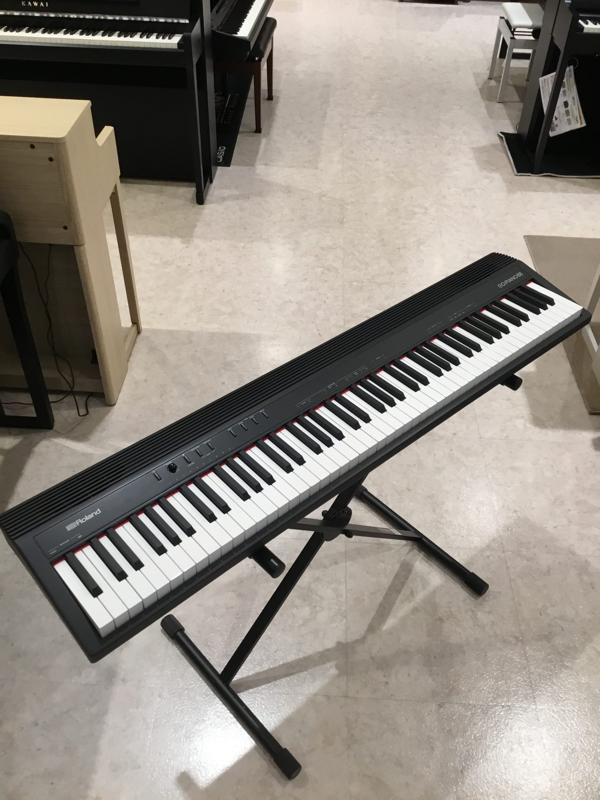 *Roland GO-88P 入荷致しました！ ※鍵盤のカタカタ音はかなり少なく、静かめです。 2021年12月現在、電子ピアノが世界的な電子部品の在庫不足や生産国のロックダウンなど、様々な理由で納期が遅れております。 お気に入りのピアノが見つかったけど、納期が掛かりすぎる・・・その間でも練習出来て […]