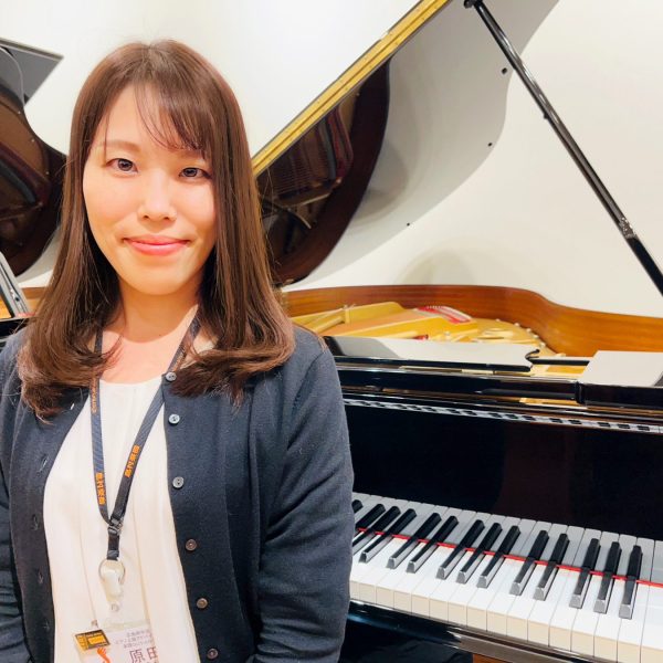 ピアノ上級アドバイザー　原田<br />
（広島府中店）<br />
ピアノフェスタ広島会場の会場責任者です！たくさんの皆様に素晴らしいピアノに触れて頂けますこと、私もとても楽しみにしております。