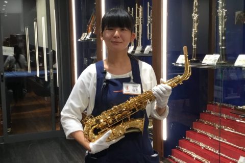 《ピアノアドバイザー》<br />
副店長/山本（やまもと）<br />
大好きな音楽を通して、みなさまと出会えることを光栄に思います。笑顔と活気にあふれる広島祇園店に是非お越しください！