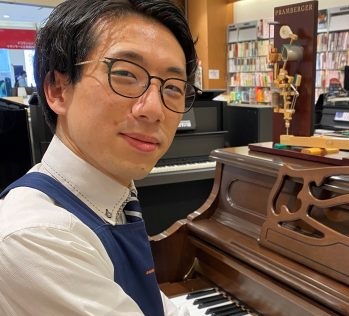 《ピアノアドバイザー》<br />
副主任/落合（おちあい）<br />
お客様やお子様がもっとピアノが楽しくなる、もっとピアノが弾きたくなるピアノ選びをサポートさせていただきます。<br />
楽器を選んだ後もトータルサポートさせていただきます！！