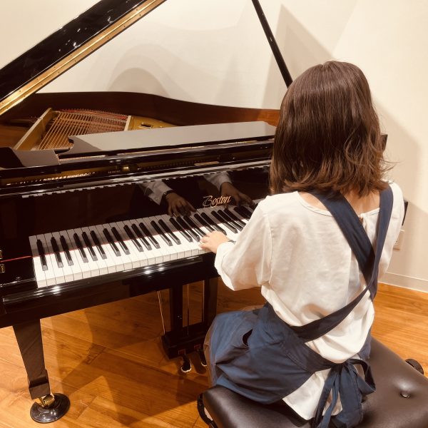 《ピアノ上級アドバイザー》<br />
アコースティックピアノ担当/長野<br />
<br />
習い始めたばかりの方から、コンクールを目指したい方、ご趣味で楽しみたい方など、目的に応じて最もお役に立てるピアノをご提案いたします。<br />
自分自身が習っていた経験を活かして、ご案内したお客様にできるだけ「長く」・「楽しく」、ピアノを続けていただくことを目標に、ピアノ選びをお手伝いします♪<br />
レッスンで必要なアイテムや楽譜のご相談もお任せください♪
