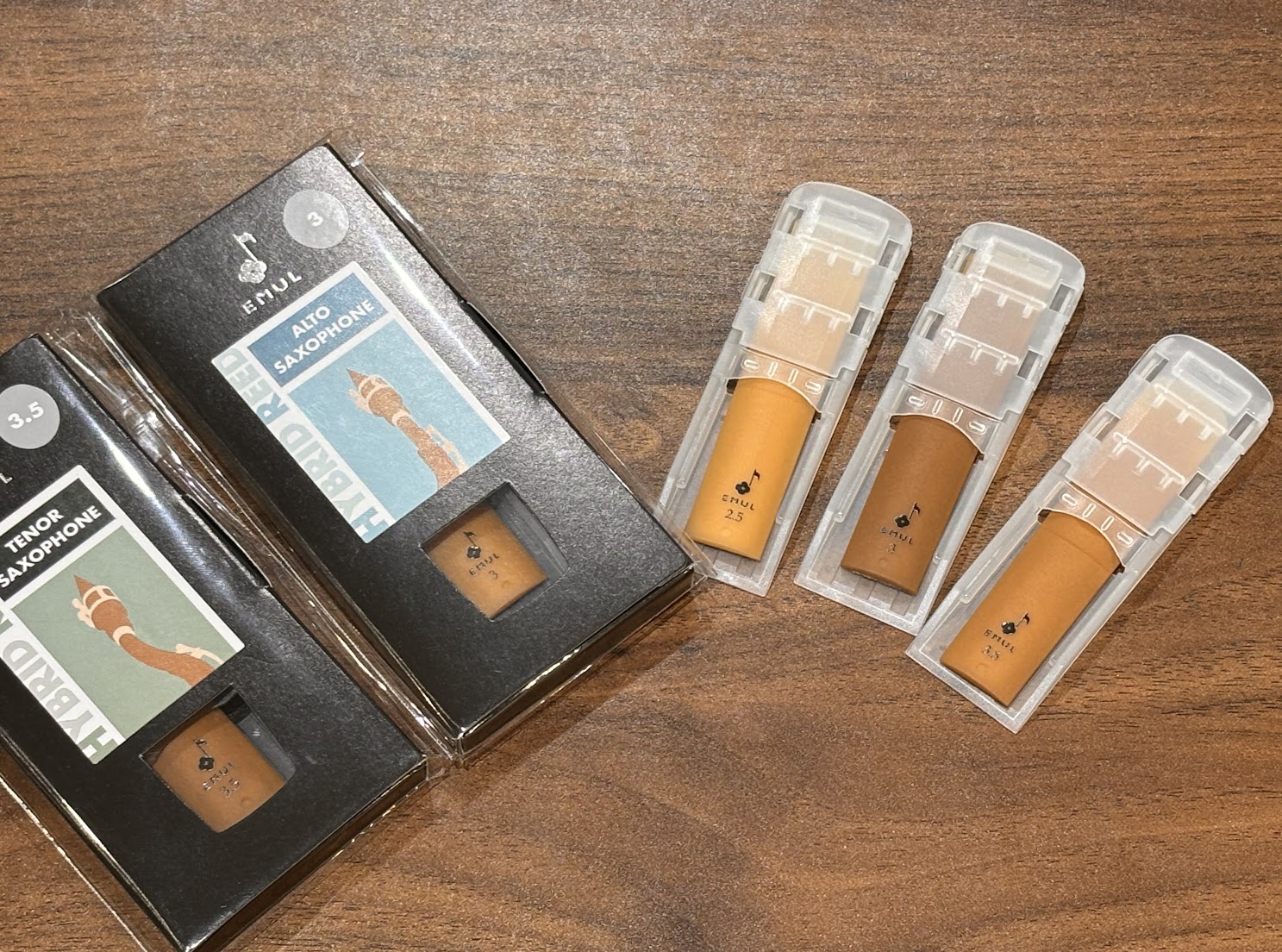 CONTENTSハイブリッドリードとはどんな見た目？実際に吹いてみた！ご購入はこちらからリードの相談は島村楽器へ！この記事を書いた人ハイブリッドリードとは シンセティックリードとも言われています。 従来素材のケーンと樹脂を混合した、新タイプのハイブリッド素材のリードです！※ケーン…葦の仲間 人工素材 […]