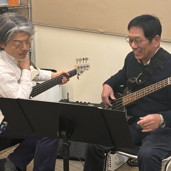 エレキベースのレッスンの様子