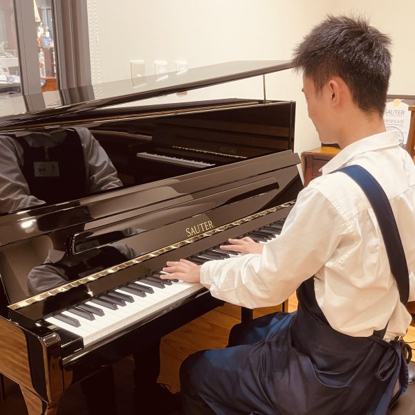 ピアノ上級・音楽教室・防音・ギターアドバイザー／ピアノ担当<br />
岡根（おかね）<br />
<br />
より多くの方に音楽を楽しんで頂けるようサポートします。<br />
ピアノ、ギター、その他どんなことでもお尋ねください！