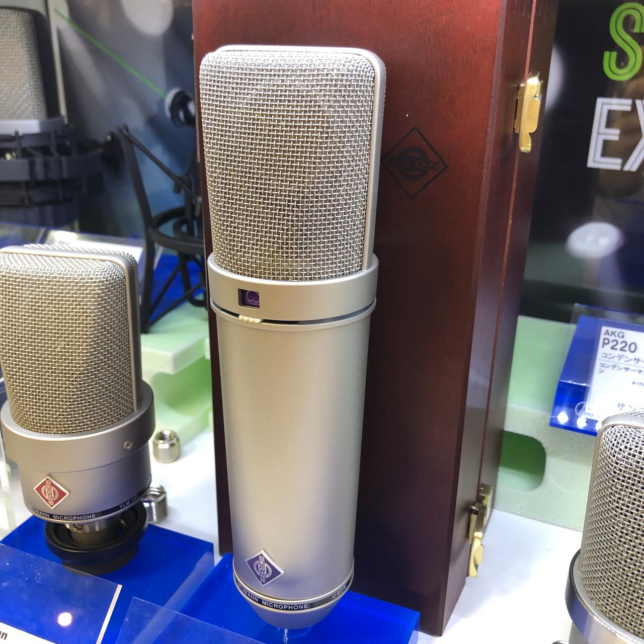 多くのスタジオで常設されているコンデンサーマイクのひとつ、NEUMANN U 87 Aiが八王子店にて展示中です！ NEUMANN U 87 Aiとは？ 数々のエンジニア・アーティストに愛好され、いまもなお使われ続けるNEUMANN U 87 Ai。 このコンデンサーマイクが使用され続ける理由は、他 […]