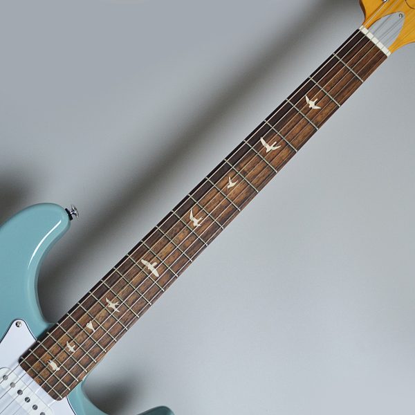 ネックは1963/1964年製ヴィンテージギターの形状を意識した仕様。ローズウッド指板、ボルトオンネック、22フレット、25.5インチスケールにバード・インレイをサイズダウンしたSmall Birdsを採用。