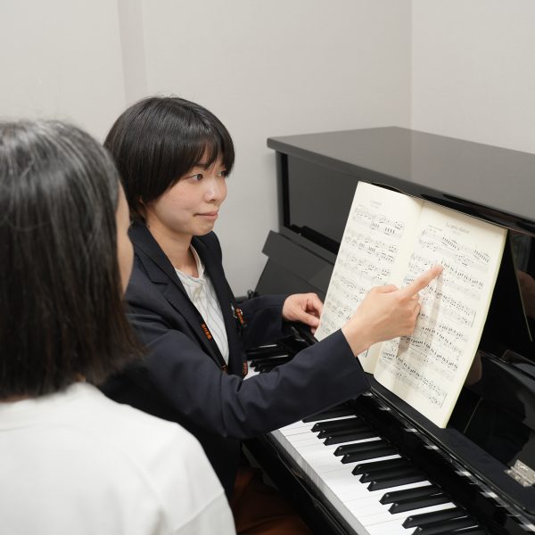 レッスン室はとても広々。響きの良いお部屋で演奏が楽しめます。