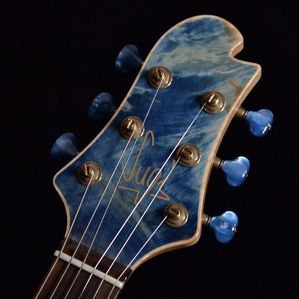 エキゾチックな杢を選ぶとマッチングヘッドとは、となります。ペグまでブルーレジンを採用し全体的な美しさが生まれました。