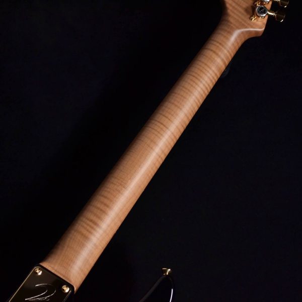 お手本のようなローステッドフレイムメイプル。まさに5Aグレードと言える風格です。