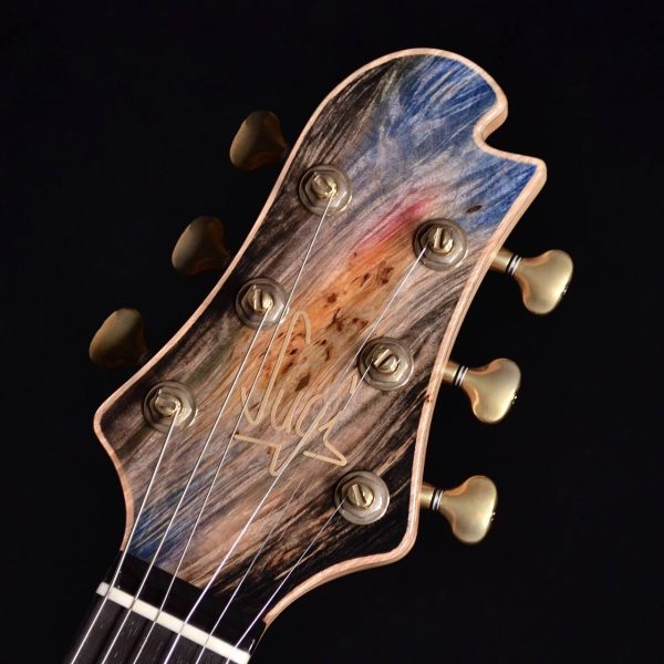 「マッチングヘッド」と指定しましたが、もはや別軸の美しさのある突板。ここだけでもアーティスティックな感性が発揮されています。